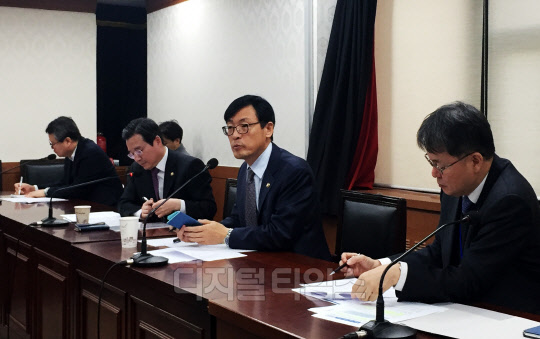 4일 서울시 종로구 정부서울청사에서 긴급 거시경제금융회의에서 이호승 기획재정부 차관(오른쪽 두 번째)이 모두 발언을 하고 있다. 기재부 제공.